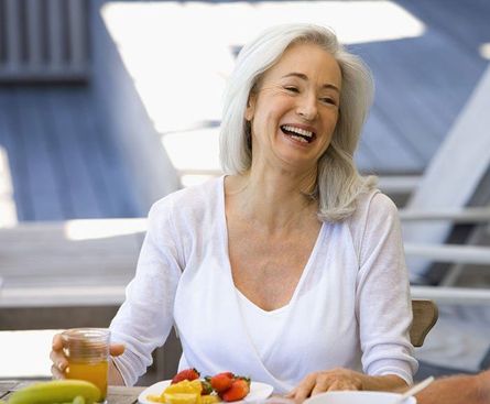  Residencia Amelia Piedras Millán mujer desayunando